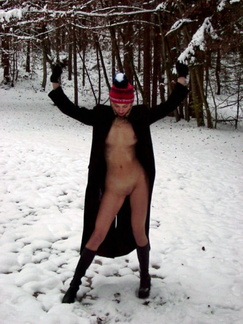 Yvonne zeigt sich nackt im Schnee